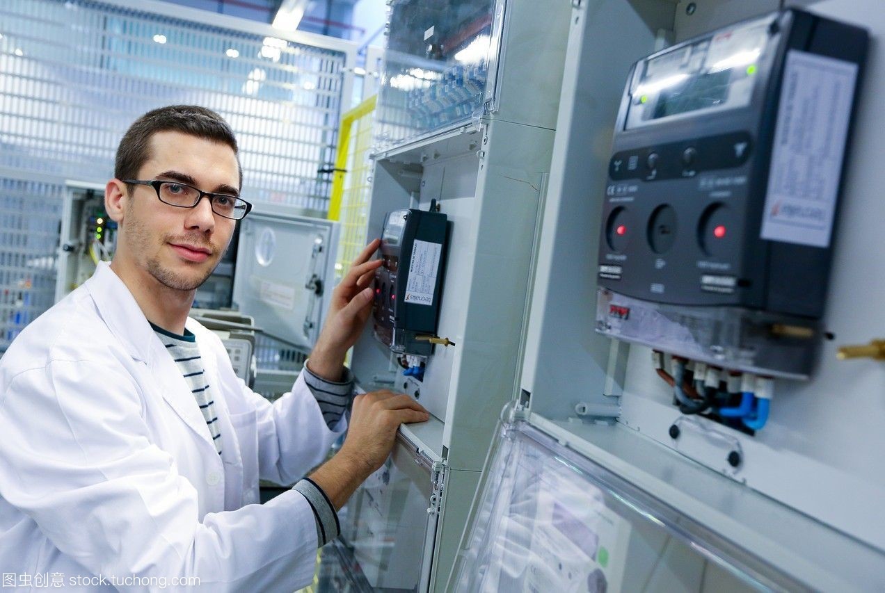 TECNALIA研究員 引領低壓微網與電器柜性能測試，賦能智能電網認證服務